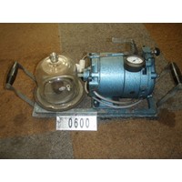 Vacuum pump with bell jarr for degassing